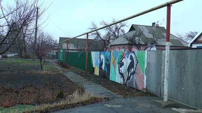 Пошкоджений будинок наслідки російських обстрілів Родинське Донецька область Пошкоджений будинок наслідки російських обстрілів Родинське Донецька область