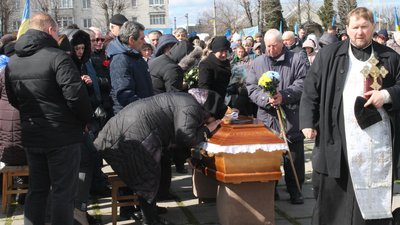 Громада на Черкащині попрощалася з захисником Громада на Черкащині попрощалася з захисником