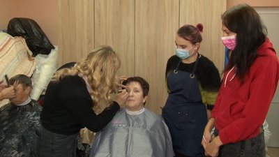 Черкаські студенти вчились робити макіяж та зачіски пенсіонеркам