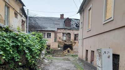 Пошкоджений будинок у Херсоні Пошкоджений будинок у Херсоні