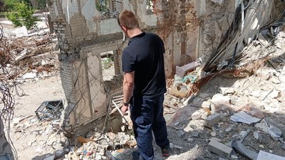 Рятувальник розповів, як діставали людей з-під завалів зруйнованої будівлі Миколаївської облради Рятувальник розповів, як діставали людей з-під завалів зруйнованої будівлі Миколаївської облради