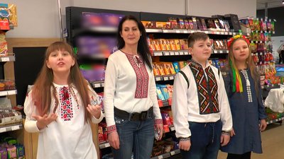 "Леся Українка писала все через свою душу". На Луганщині вірші поетеси читали у супермаркеті "Леся Українка писала все через свою душу". На Луганщині вірші поетеси читали у супермаркеті