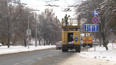 У Львові чистять контактну мережу тролейбусів, аби відновити рух: як це відбувається