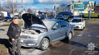 У Борисполі патрульні допомогли загасити пожежу в авто, що загорілось на дорозі