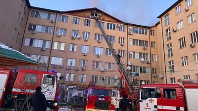 Заряджав акумулятор: рятувальники назвали попередню причину пожежі у харківській багатоповерхівці