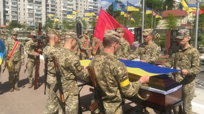 У Житомирі попрощалися з військовим Сергієм Булаєнком, який загинув під час обстрілу військами РФ У Житомирі попрощалися з військовим Сергієм Булаєнком, який загинув під час обстрілу військами РФ