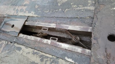 На Південному мосту у Києві обвалились частина накривного листа, рух обмежений На Південному мосту у Києві обвалились частина накривного листа, рух обмежений