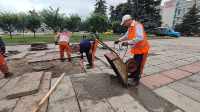 У Рівному на майдані Незалежності замінюють бетонні плити У Рівному на майдані Незалежності замінюють бетонні плити