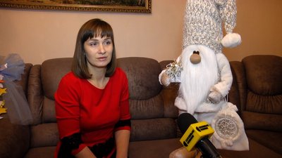 Майстриня з Житомирщини продає власні поробки-гноми із дроту та тканини, збираючи гроші для ЗСУ