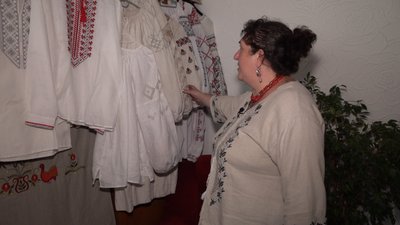 Черкаська вишивальниця у четвертому поколінні відроджує старовинні орнаменти Черкаська вишивальниця у четвертому поколінні відроджує старовинні орнаменти