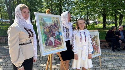 Вишивали три роки: у храмі на Рівненщині презентували волонтерську роботу прихожанок Вишивали три роки: у храмі на Рівненщині презентували волонтерську роботу прихожанок