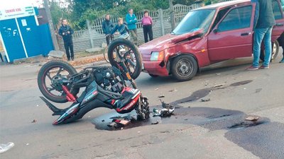 У Мені школяр на мотоциклі зіткнувся зі «Славутою»