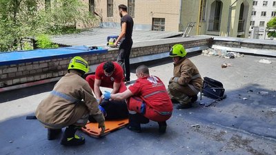У Кременчуці чоловік випав із вікна багатоповерхівки і загинув
