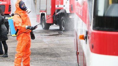 У Дніпрі рятувальники тренувались реагувати на коронавірус У Дніпрі рятувальники тренувались реагувати на коронавірус