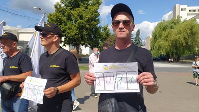 Учасники всеукраїнського автопробігу "Шлях незалежних" зібралися на Театральному майдані Луцька Учасники всеукраїнського автопробігу "Шлях незалежних" зібралися на Театральному майдані Луцька