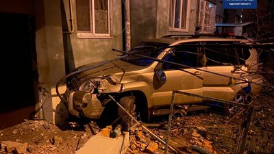 В Одесі водій після невдалої спроби хабаря почав тікати від копів та врізався в багатоповерхівку В Одесі водій після невдалої спроби хабаря почав тікати від копів та врізався в багатоповерхівку