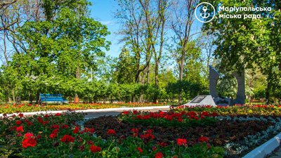 У Міському саду Маріуполя висадили близько 12 тис. квітів У Міському саду Маріуполя висадили близько 12 тис. квітів