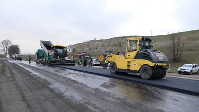 На Івано-Франківщині відновлюють відрізок найдовшої дороги в Україні На Івано-Франківщині відновлюють відрізок найдовшої дороги в Україні