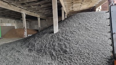 "Будемо тут до останнього": як працюють у фермерському господарстві в селі Зарічне, в яке торік влучила російська ракета "Будемо тут до останнього": як працюють у фермерському господарстві в селі Зарічне, в яке торік влучила російська ракета