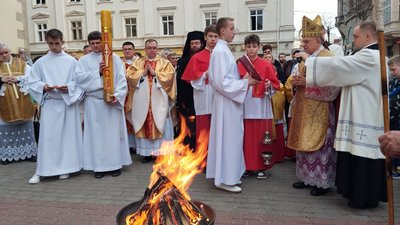 Освячення вогню у Латинському кафедральному соборі, 30 березня Освячення вогню у Латинському кафедральному соборі, 30 березня
