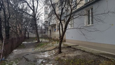 У Тернополі біля будинку виявили тіло жінки У Тернополі біля будинку виявили тіло жінки
