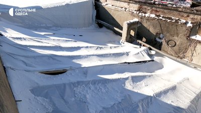 Потік дах у будинку в Одесі, в який влучив дрон