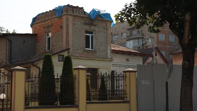 У Чернівцях зносять приватний будинок: це вілла сторічна вілла "Йозефіна" у стилі історизму У Чернівцях зносять приватний будинок: це вілла сторічна вілла "Йозефіна" у стилі історизму