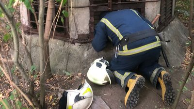 Рятувальник дістає підлітків з шахти
