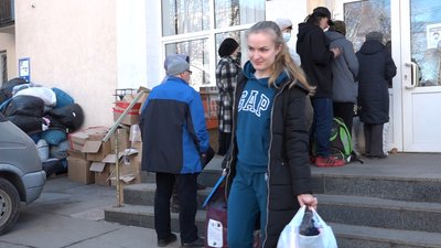 У Житомирі кілька тисяч людей отримали допомогу у гуманітарному штабі при міському палаці культури У Житомирі кілька тисяч людей отримали допомогу у гуманітарному штабі при міському палаці культури