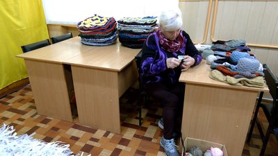 "Щоб хлопці відчували наше тепло": на Вінниччині волонтери плетуть маскувальні сітки та костюми для захисників "Щоб хлопці відчували наше тепло": на Вінниччині волонтери плетуть маскувальні сітки та костюми для захисників