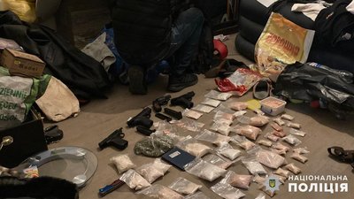 Під час обшуків у підозрюваних вилучено наркотичні засоби, зброю, гроші та крадені речі. Усього на суму майже 3,5 мільйона гривень. Фото: ГУ Нацполіції у Хмельницькій області. Під час обшуків у підозрюваних вилучено наркотичні засоби, зброю, гроші та крадені речі. Усього на суму майже 3,5 мільйона гривень. Фото: ГУ Нацполіції у Хмельницькій області.