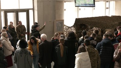 Бронежилет зі слідами крові: у Черкаському музеї представили військову виставку Бронежилет зі слідами крові: у Черкаському музеї представили військову виставку