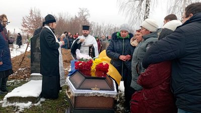 Потрапив під ворожий обстріл: на Чернігівщині поховали бійця, який загинув на Донеччині Потрапив під ворожий обстріл: на Чернігівщині поховали бійця, який загинув на Донеччині