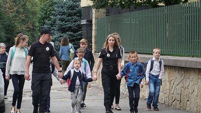 Тернопільські правоохоронці долучились до акції "Відведи дитину до школи"