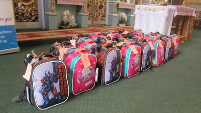 Івано-Франківський Карітас подарував першокласникам 20 портфеликів
