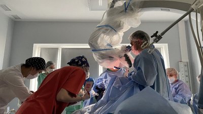 Львівські хірурги зробили операцію на мозку чоловіка, коли він був у свідомості Львівські хірурги зробили операцію на мозку чоловіка, коли він був у свідомості