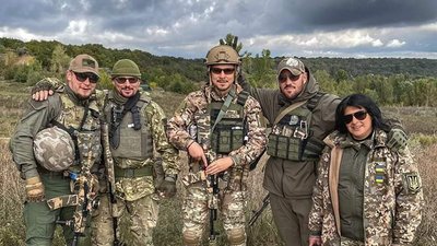 «Одягни шапку, а він мені "ну мам, ми ж в армії"». Військова психологиня з Чернівців з синами поїхала на фронт «Одягни шапку, а він мені "ну мам, ми ж в армії"». Військова психологиня з Чернівців з синами поїхала на фронт