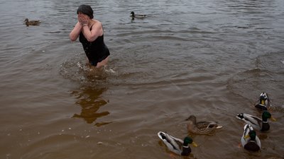 Жінка купається у Дніпрі на Водохреща