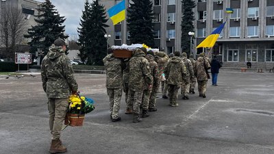 Посміхався до останнього подиху: на Черкащині попрощалися із загиблим у Бахмуті азовцем