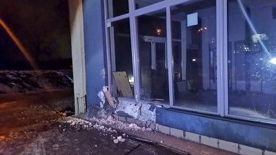 У Рівному водій на повороті влетів у автомагазин. "Драгер" показав 1,56 проміле У Рівному водій на повороті влетів у автомагазин. "Драгер" показав 1,56 проміле