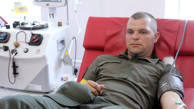 У Черкасах спецслужбовці здали кров для захисників України У Черкасах спецслужбовці здали кров для захисників України