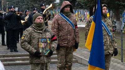 В Ужгороді попрощалися із полеглим захисником Владиславом Павловим В Ужгороді попрощалися із полеглим захисником Владиславом Павловим