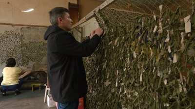 Волонтер плете маскувальні сітки для військових Волонтер плете маскувальні сітки для військових