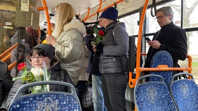 Квіти, музика та безкоштовний проїзд. В одеському транспорті привітали з Міжнародним жіночим днем Квіти, музика та безкоштовний проїзд. В одеському транспорті привітали з Міжнародним жіночим днем