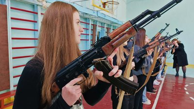 У коледжі в Луцьку молодь вчили керувати дроном, тримати автомат у руках і надавати меддопомогу