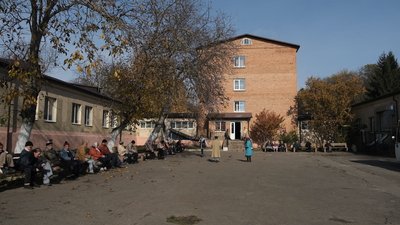 Піклуються, доглядають, допомагають