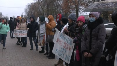 У Чернігові батьки школярів вчетверте протестували проти дистанційної форми навчання
