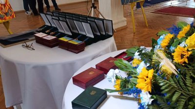 У Тернополі родинам загиблим захисників вручили нагороди У Тернополі родинам загиблим захисників вручили нагороди