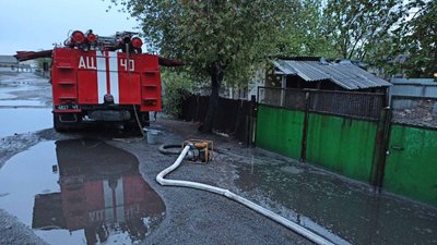 ДСНС: На Донеччині дощова вода затопила приватне подвір'я ДСНС: На Донеччині дощова вода затопила приватне подвір'я