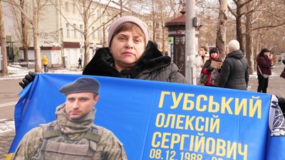 У Миколаєві містяни хвилиною мовчання вшанували загиблих героїв У Миколаєві містяни хвилиною мовчання вшанували загиблих героїв